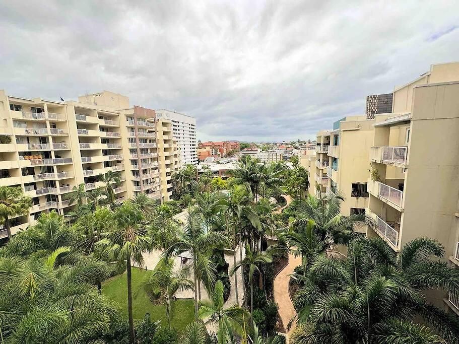 Apartment Spacious With Pool & Parking *