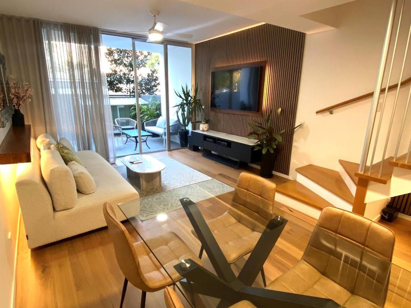 2 Bed Metres From Bulimba Ferry On Oxford Street *