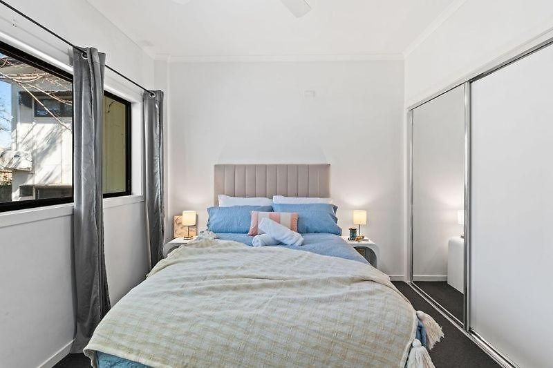 Spacious 2b2b Close To Cbd - Free Parking Apartment
