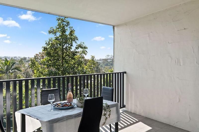 Spacious 2b2b Close To Cbd - Free Parking Apartment
