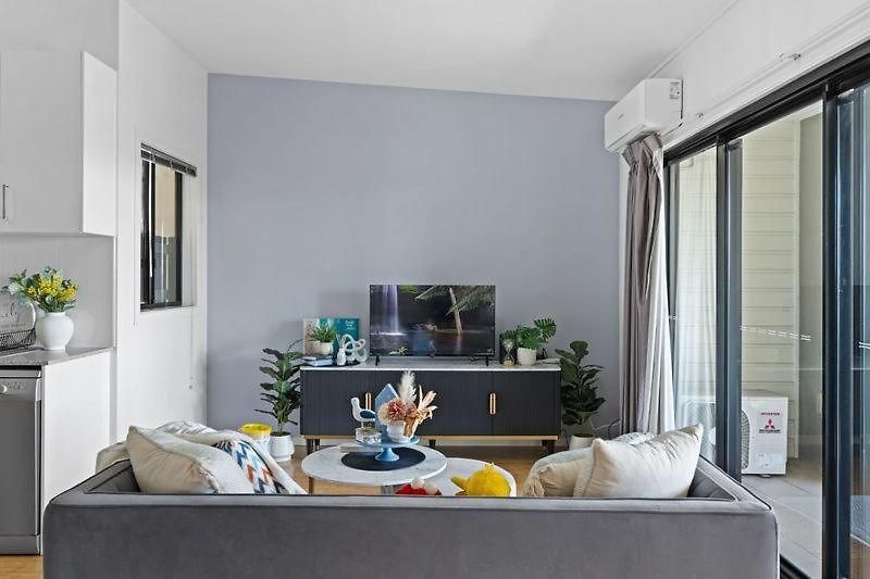 Spacious 2b2b Close To Cbd - Free Parking Apartment