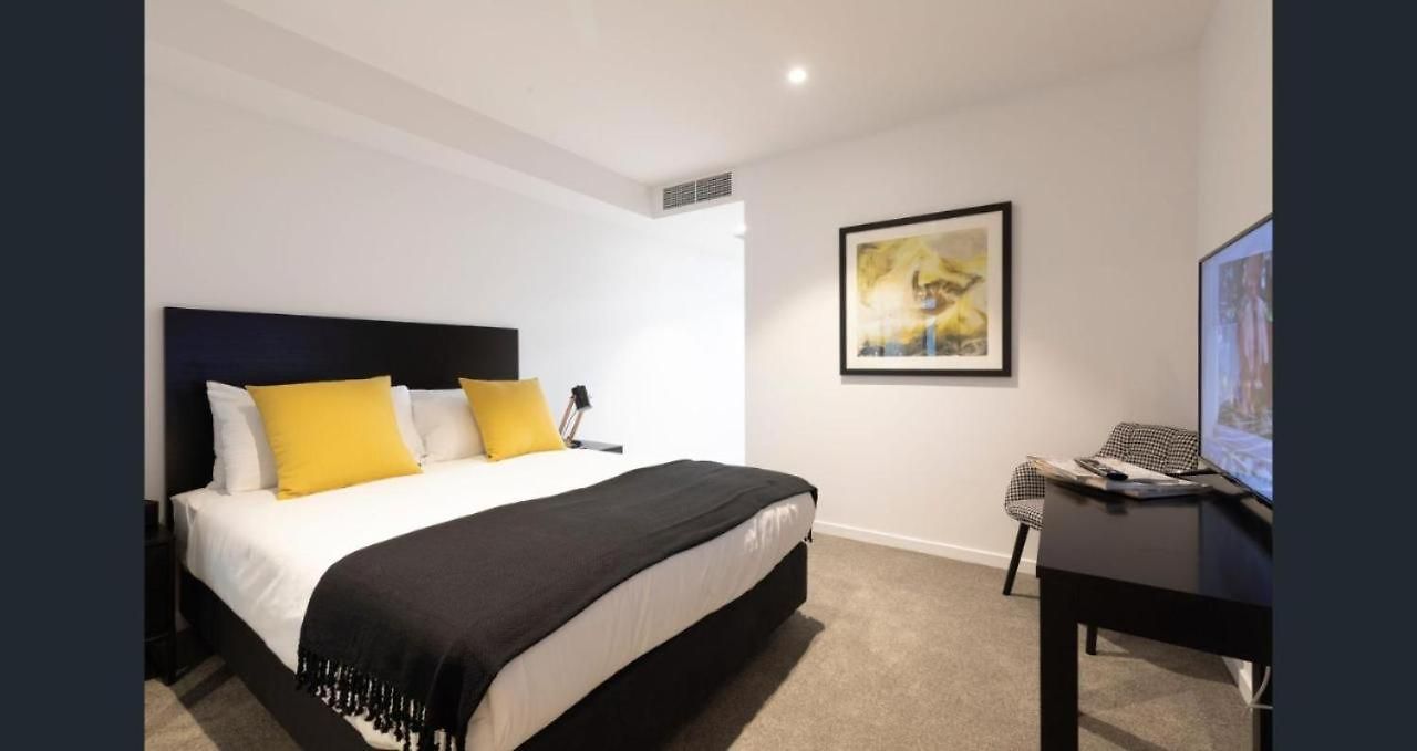 Modern Meets The Gabba Apartment *