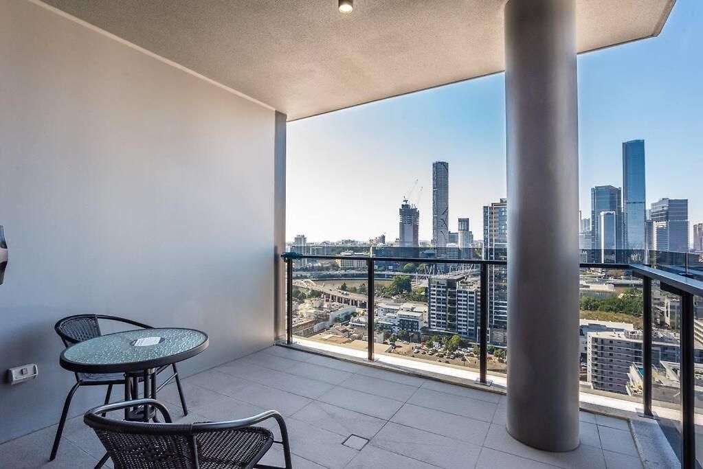 Apartment Convenient One-bedroom In Area *