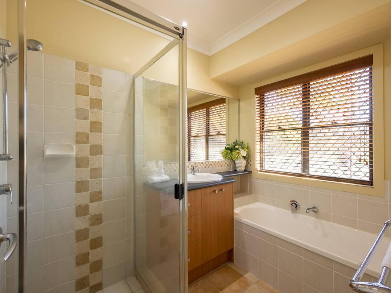 Bauhaus Design 5 Bedrooms At Carindale
