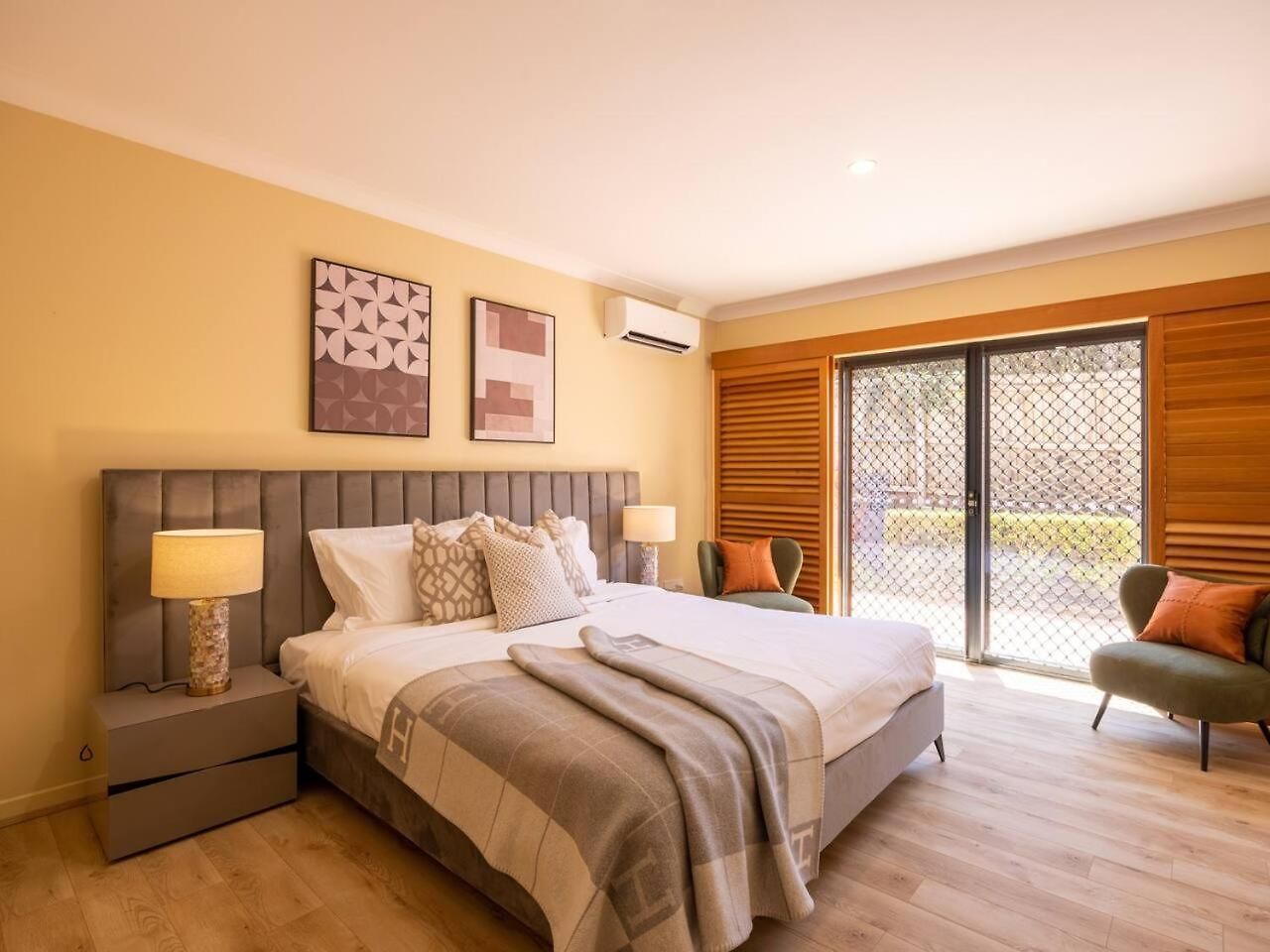 Bauhaus Design 5 Bedrooms At Carindale Holiday home