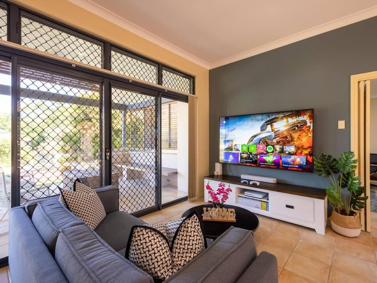 Holiday home Bauhaus Design 5 Bedrooms At Carindale Brisbane