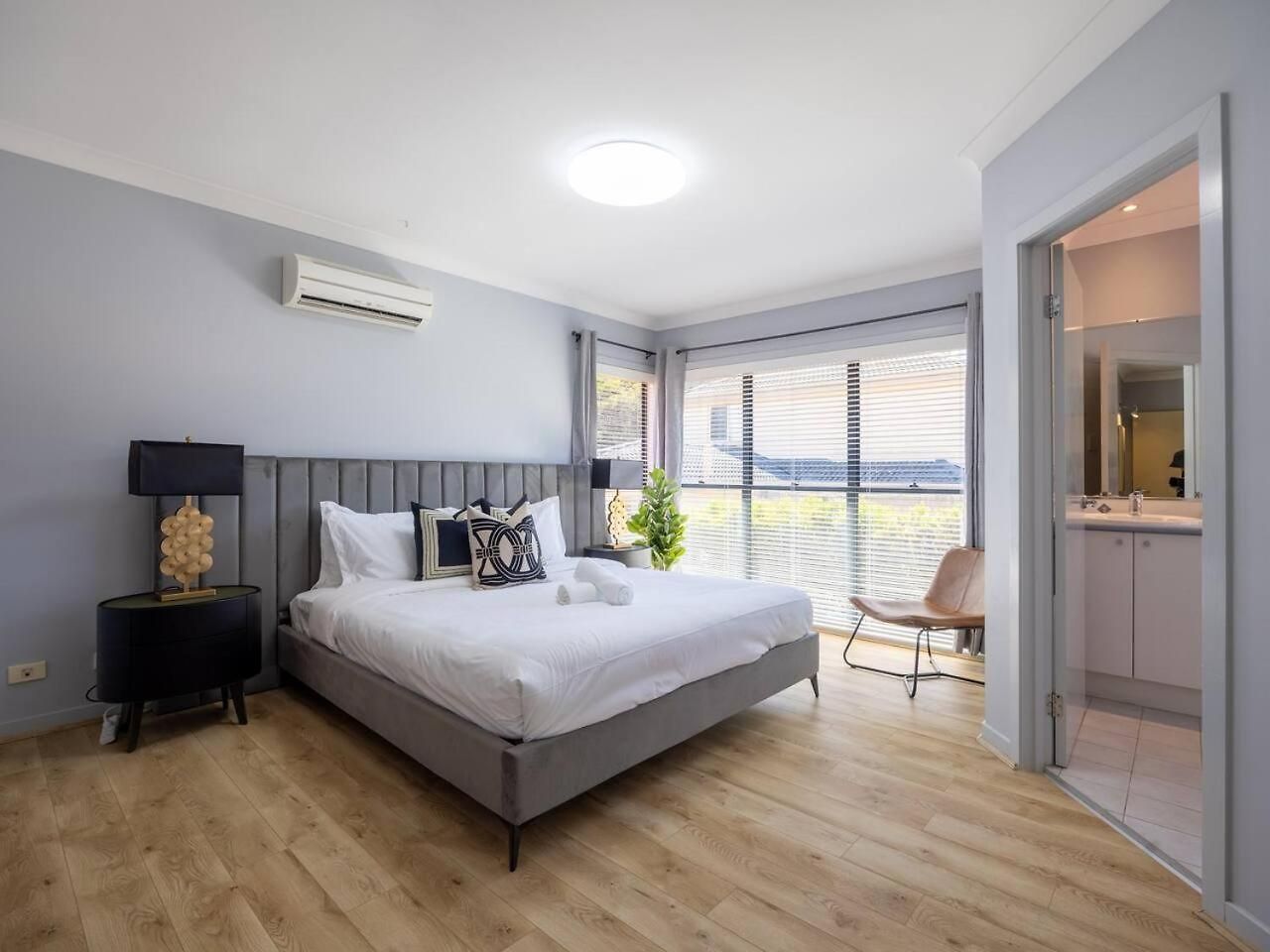 Bauhaus Design 5 Bedrooms At Carindale *