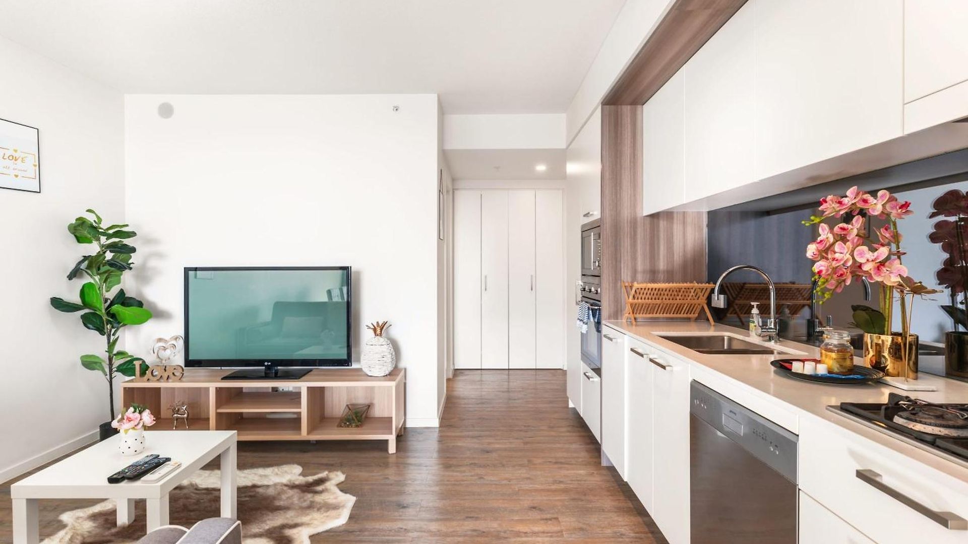 Perfect Location W Roof Pool Gym Apartment *