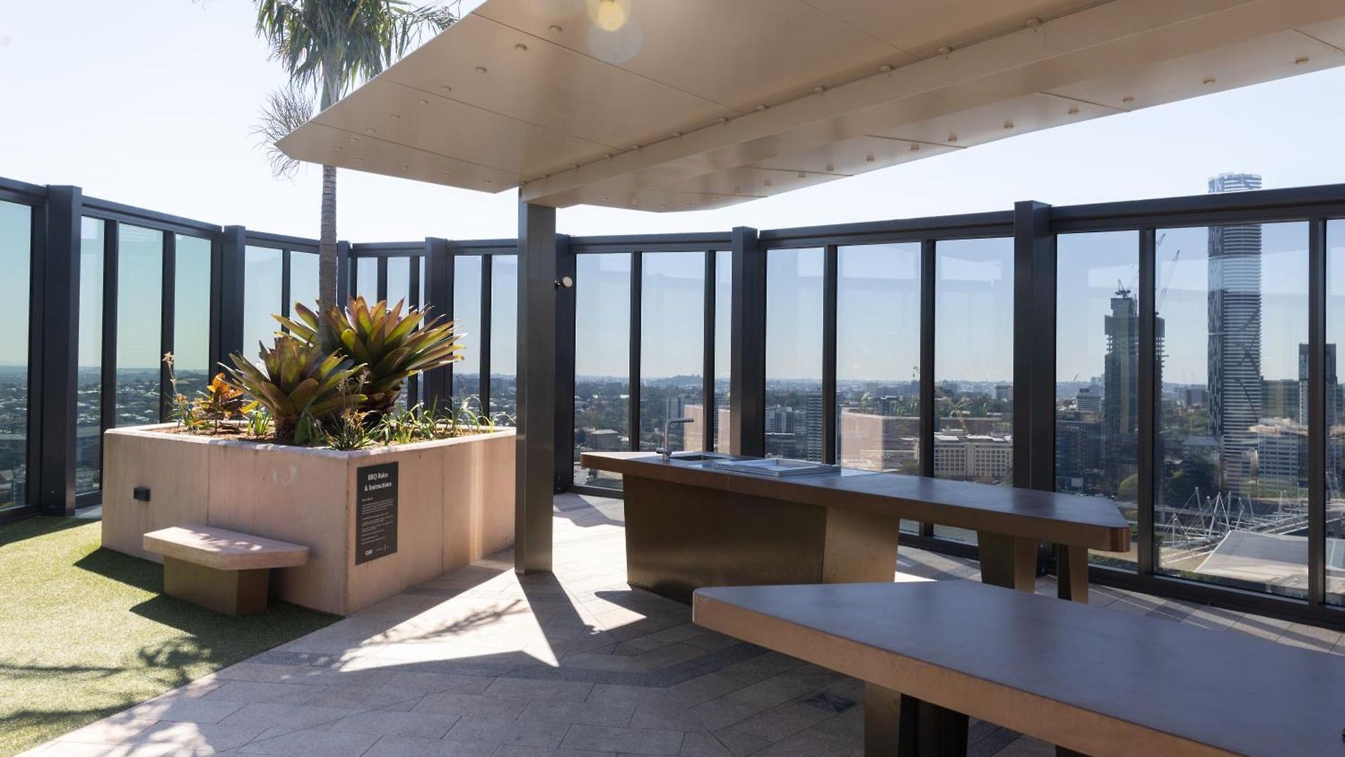 Spectacular Views, King Bd Single Bed & Parking Apartment