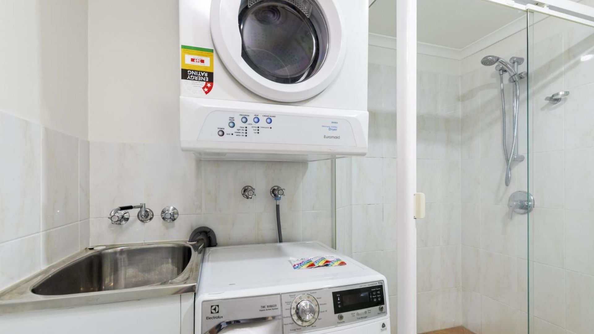2-bed Urban Haven With Parking And Balcony Brisbane