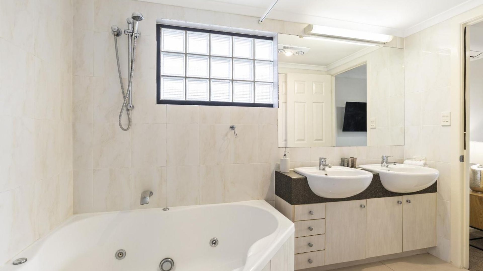 2-bed Urban Haven With Parking And Balcony Apartment