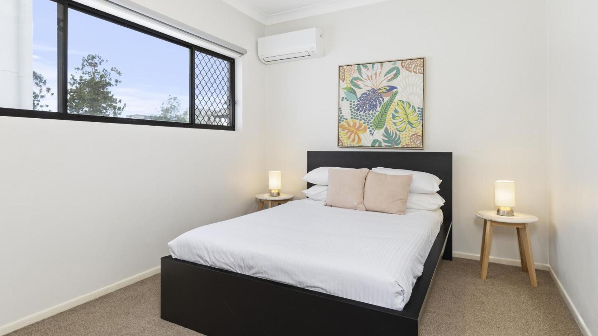 Apartment 2-bed Urban Haven With Parking And Balcony