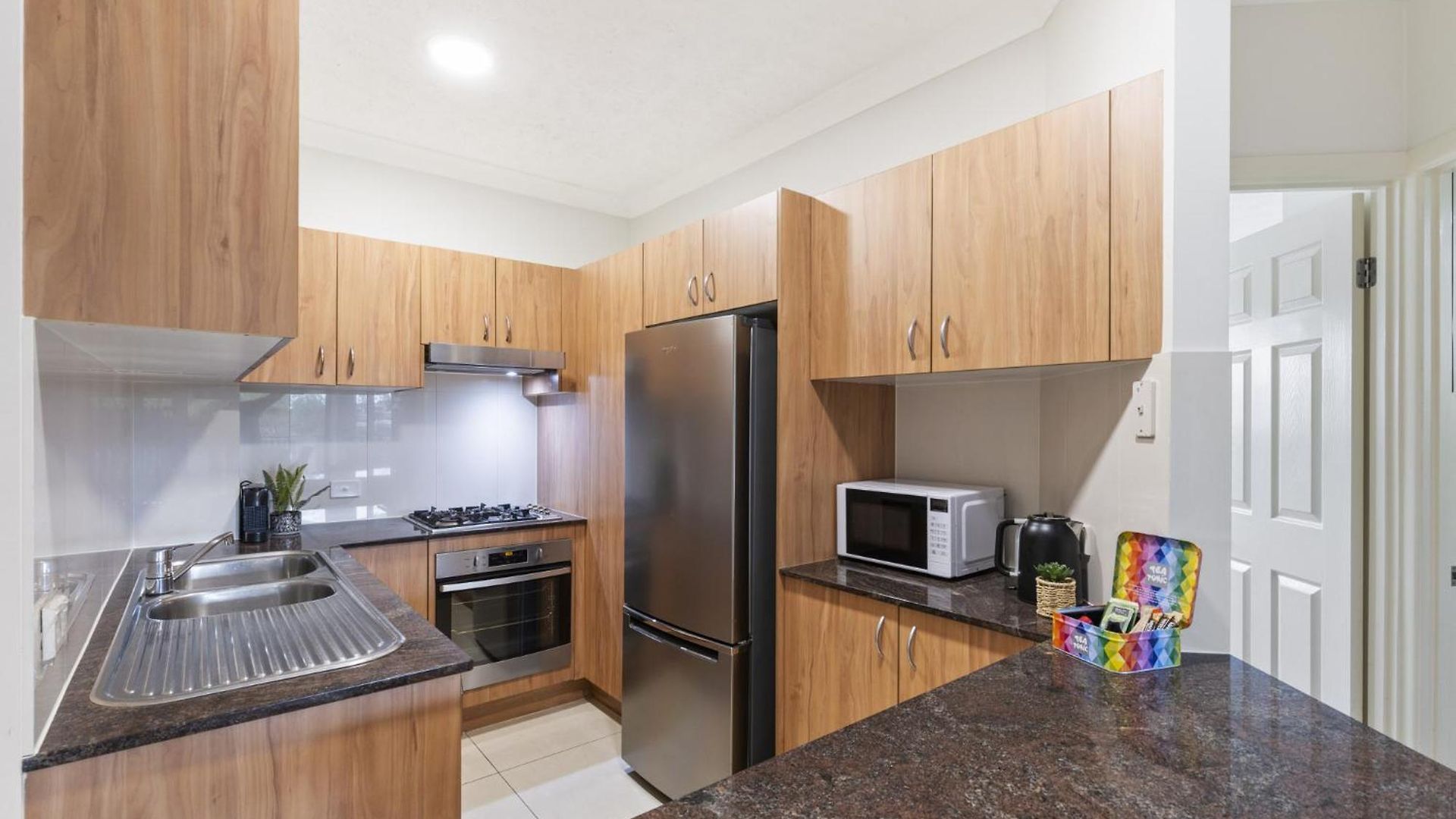 Apartment 2-bed Urban Haven With Parking And Balcony *