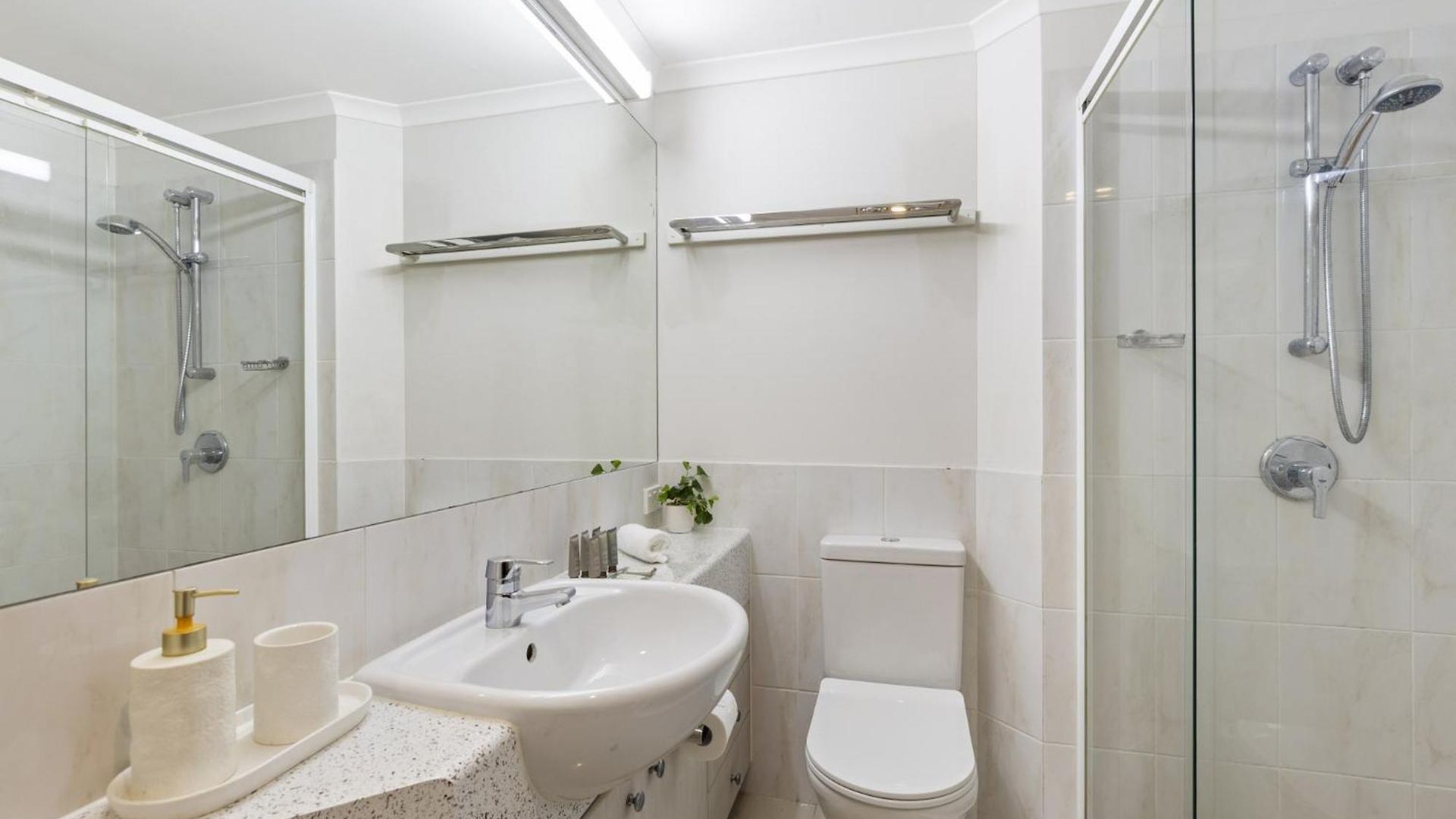 Modern 2-bed Unit With Parking In South Apartment Brisbane
