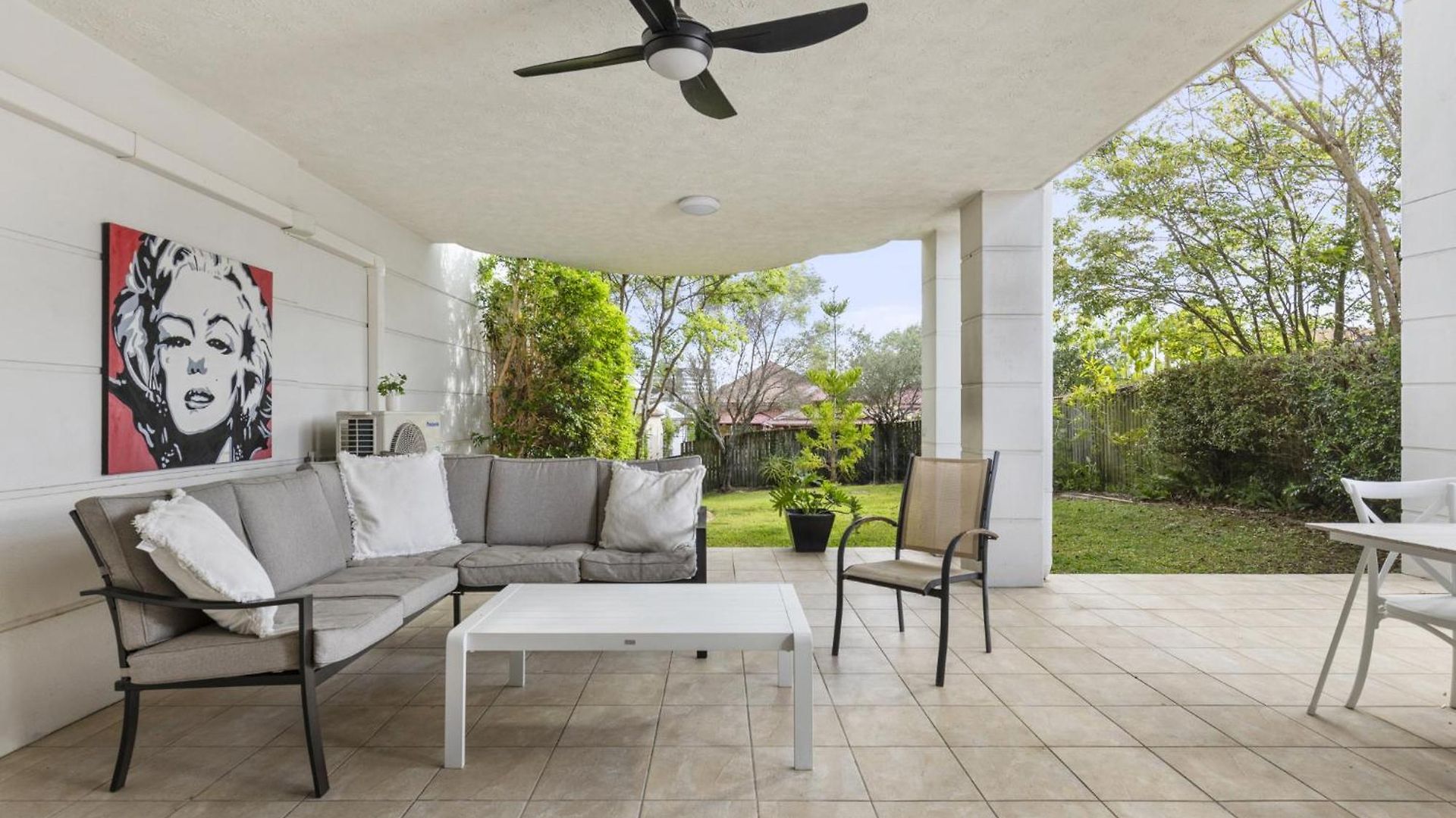 Modern 2-bed Unit With Parking In South Brisbane