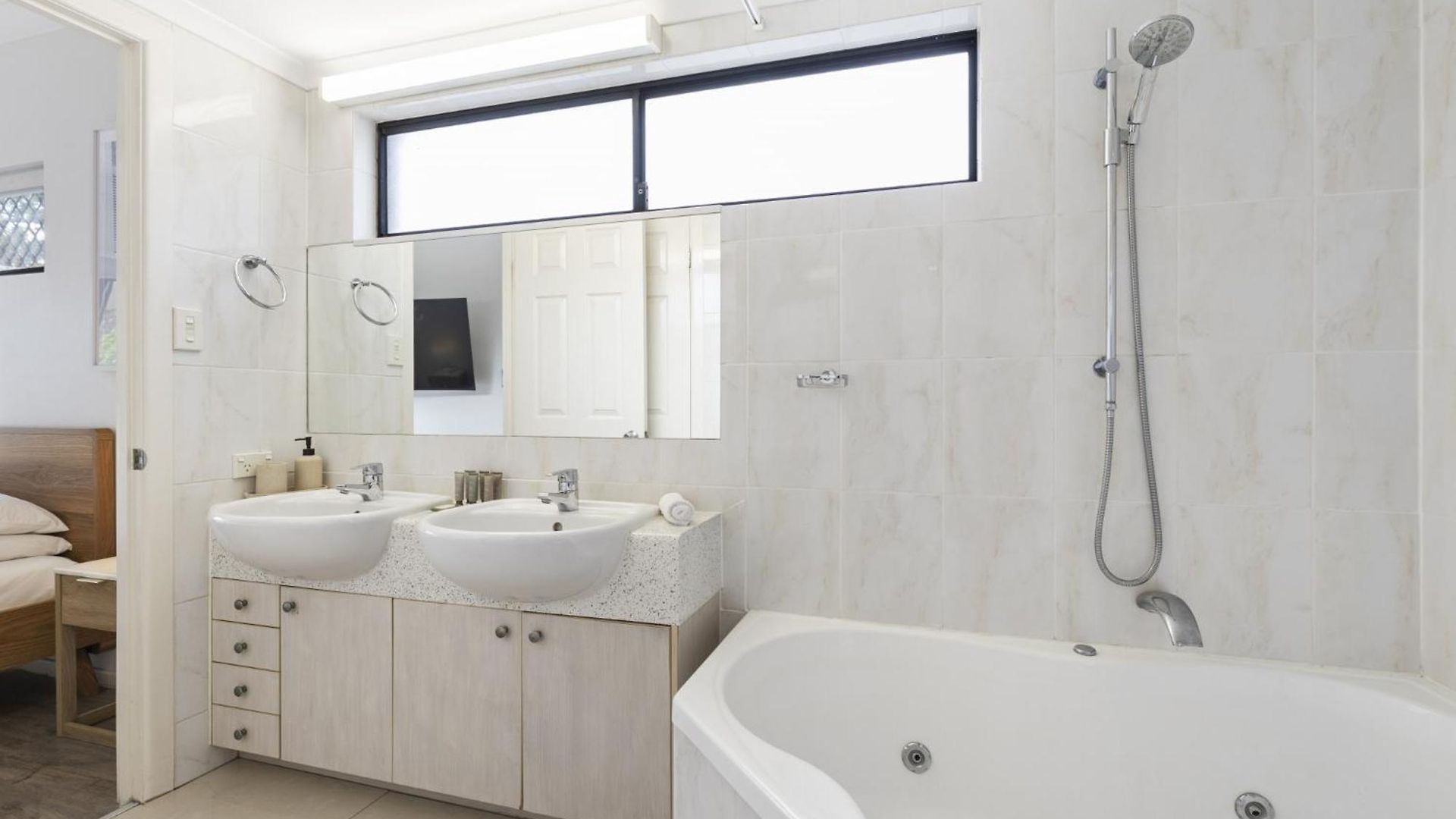 Modern 2-bed Unit With Parking In South