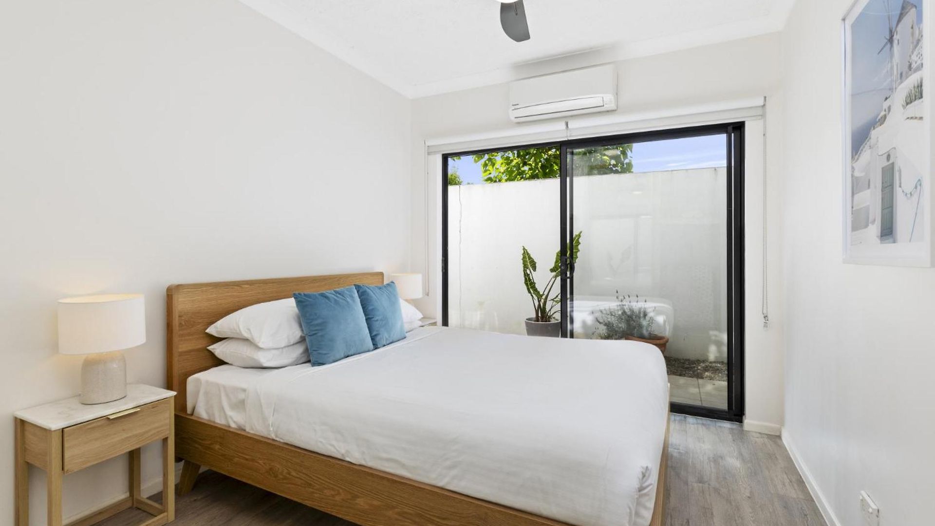 Apartment Modern 2-bed Unit With Parking In South