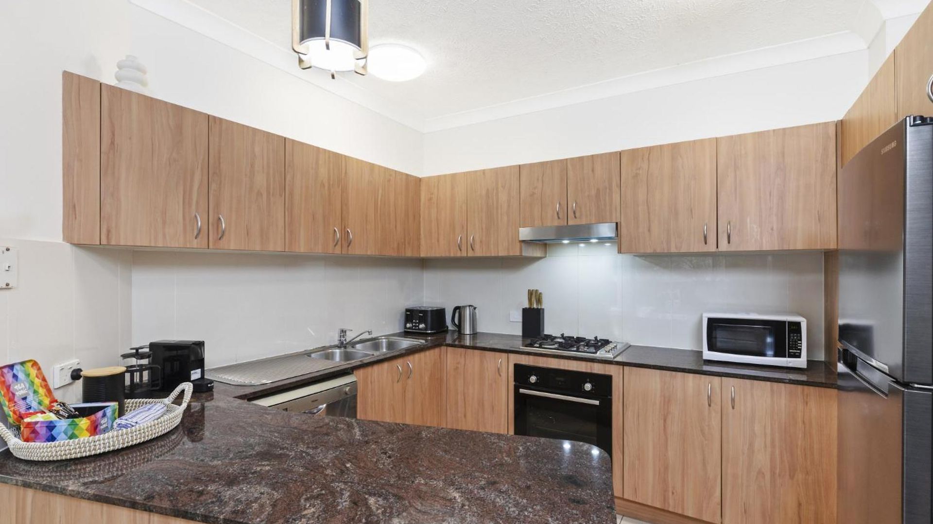 Apartment Modern 2-bed Unit With Parking In South *
