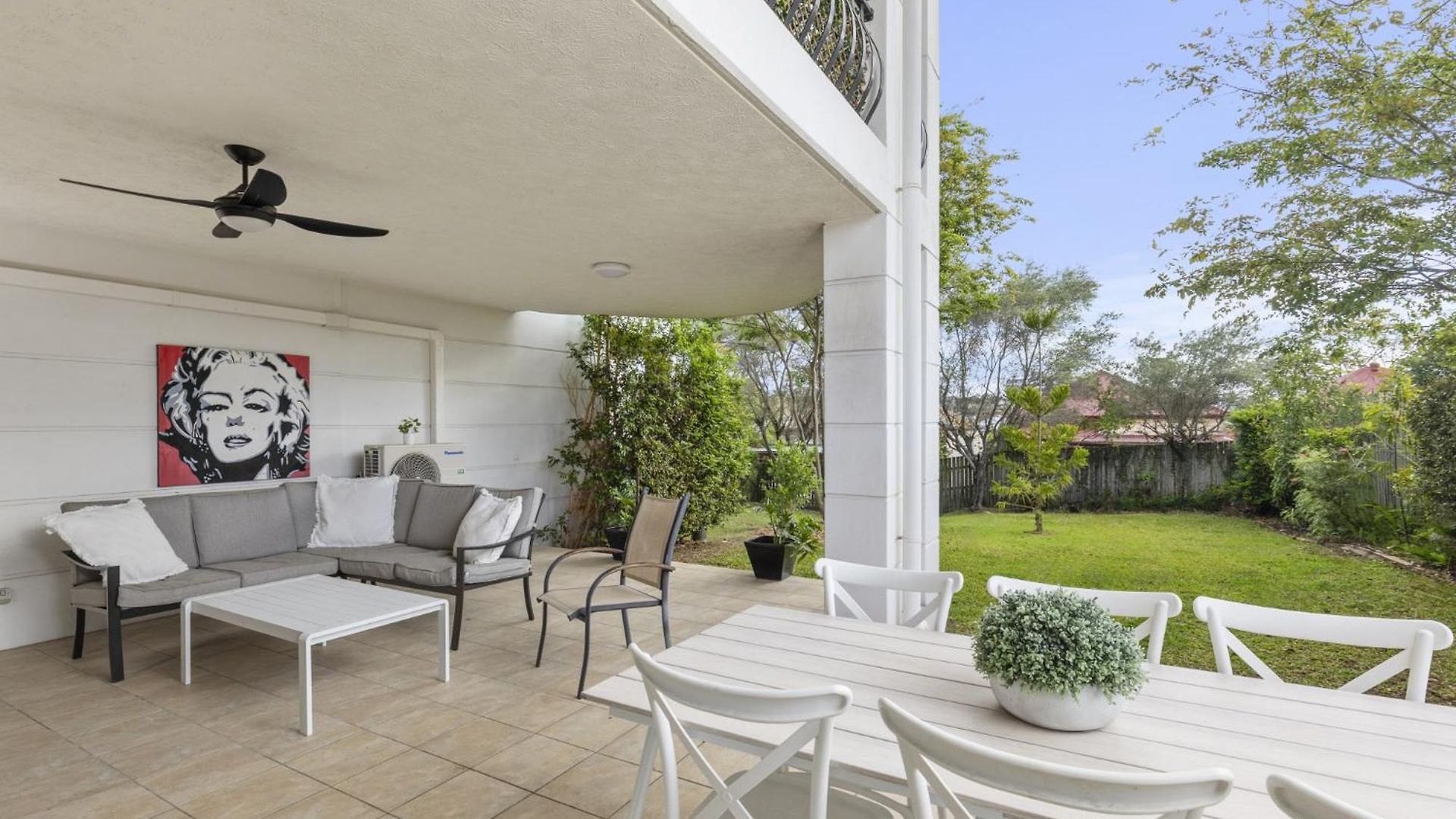 Modern 2-bed Unit With Parking In South Brisbane