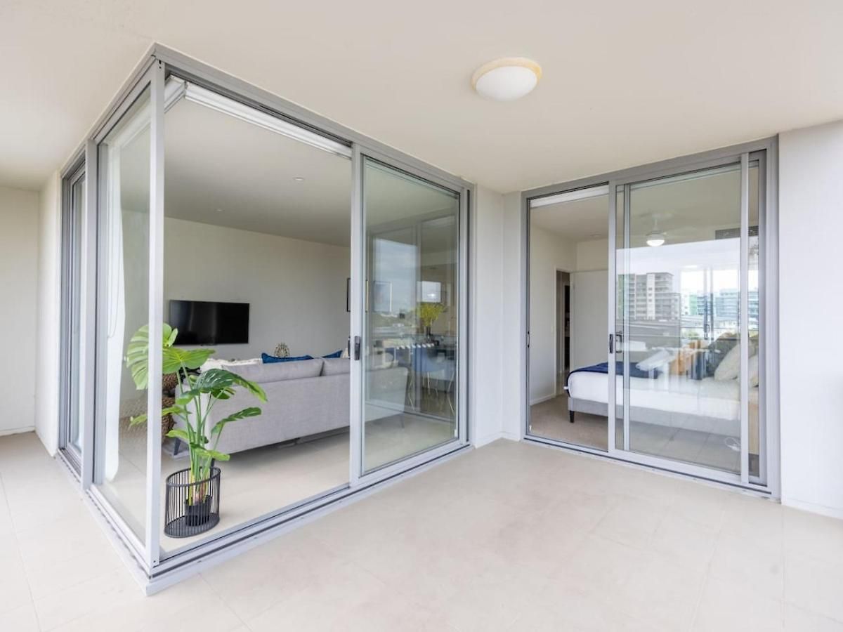 Modern 3br Riverside W Parking Near Shops And Park
