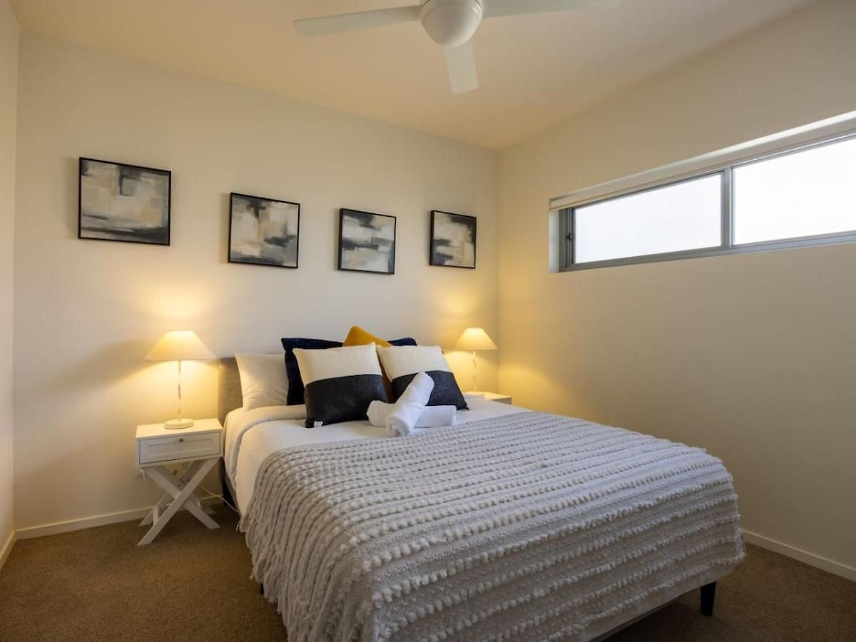 Modern 3br Riverside W Parking Near Shops And Park Apartment *
