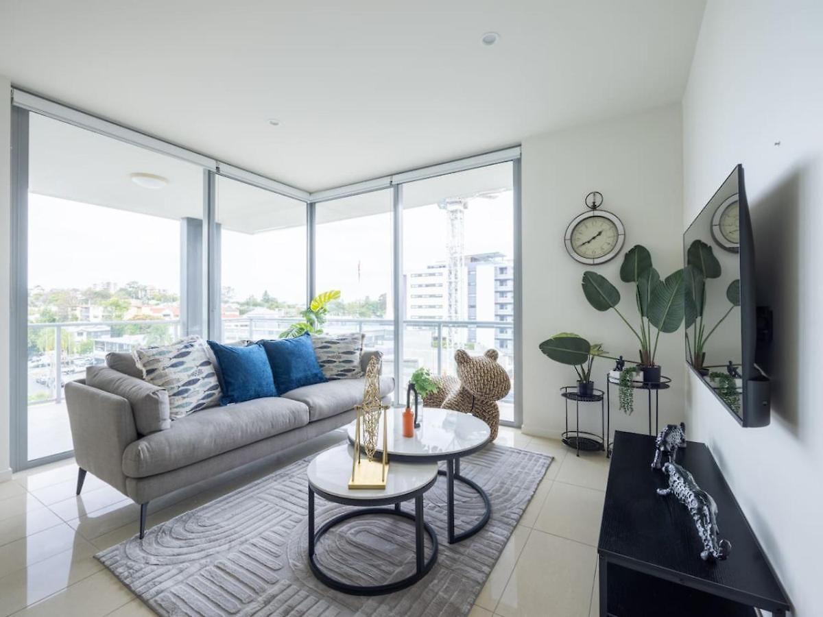 Modern 3br Riverside W Parking Near Shops And Park