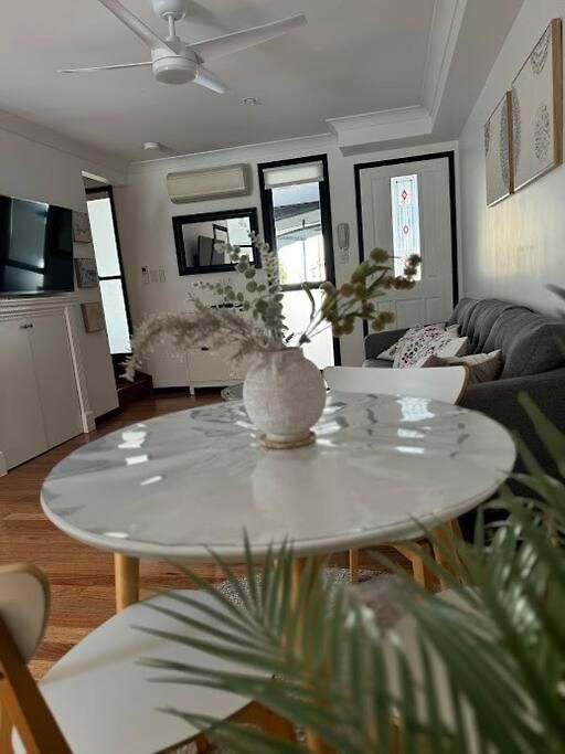 Stylish & Elegant 2-br Townhouse In Wilston Holiday home