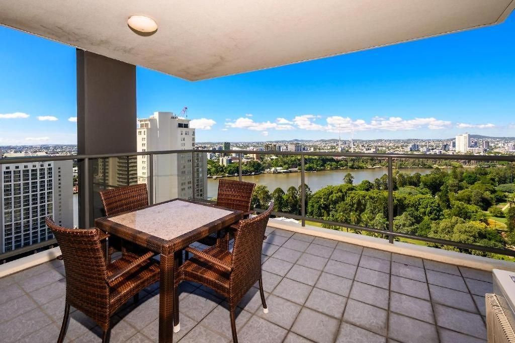 Cbd Luxury With River & Botanic Garden Views From Spacious Balcony Apartment