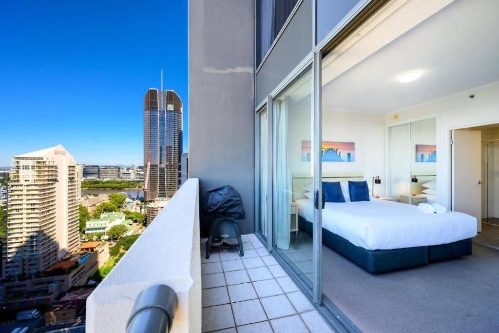 Cbd Luxury With River & Botanic Garden Views From Spacious Balcony Apartment Brisbane