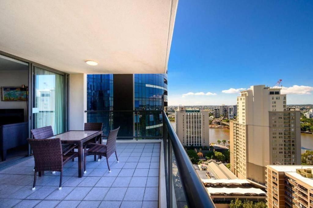 Cbd Luxury With River & Botanic Garden Views From Spacious Balcony Apartment