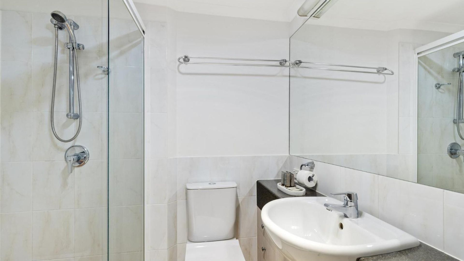 South 2-bed With Views & Parking Apartment *