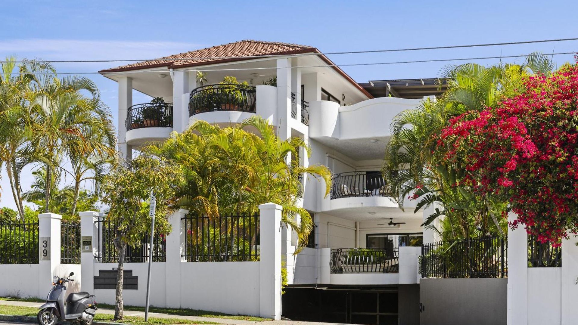 South 2-bed With Views & Parking Apartment Brisbane