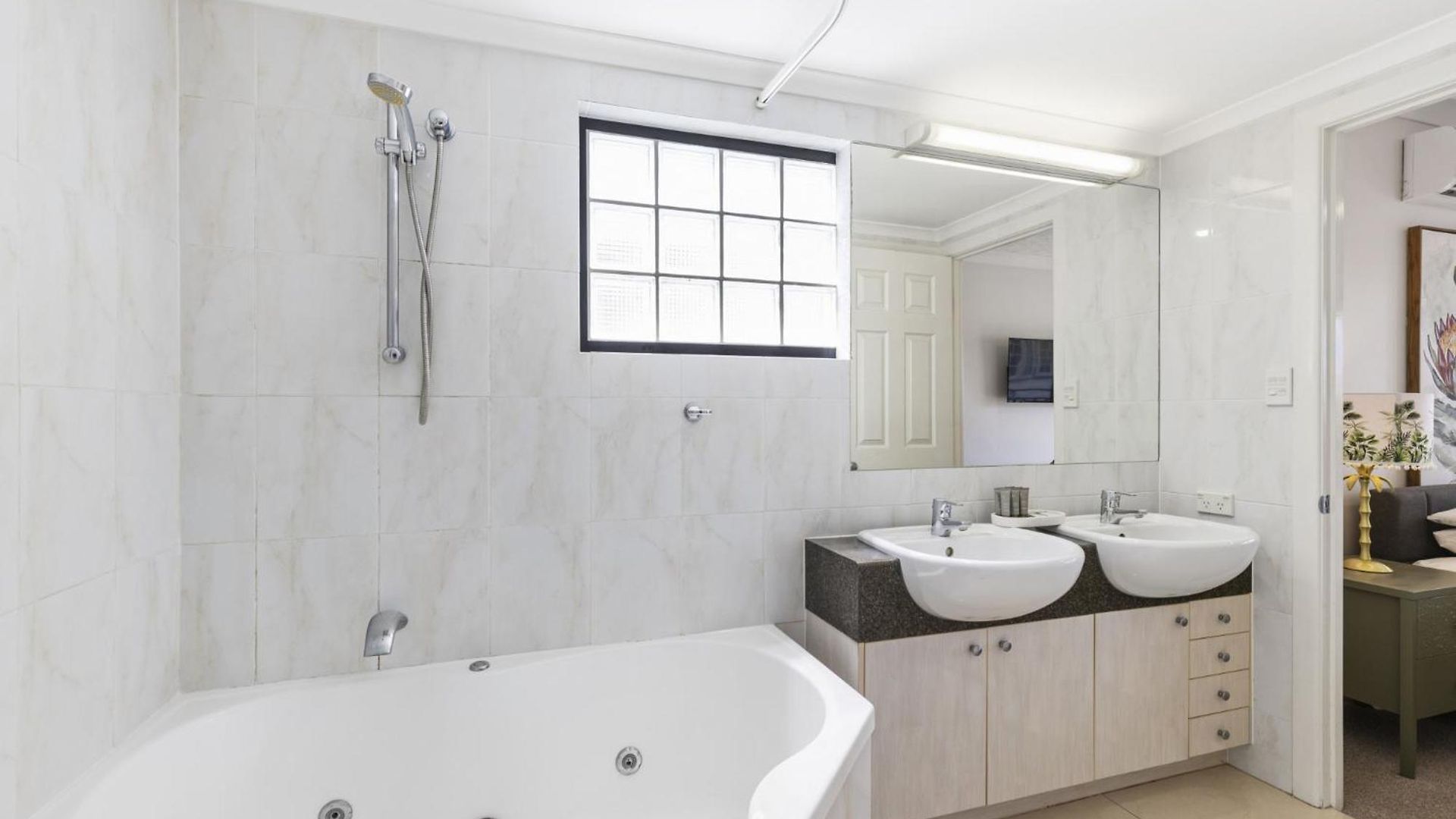 Apartment South 2-bed With Views & Parking Brisbane