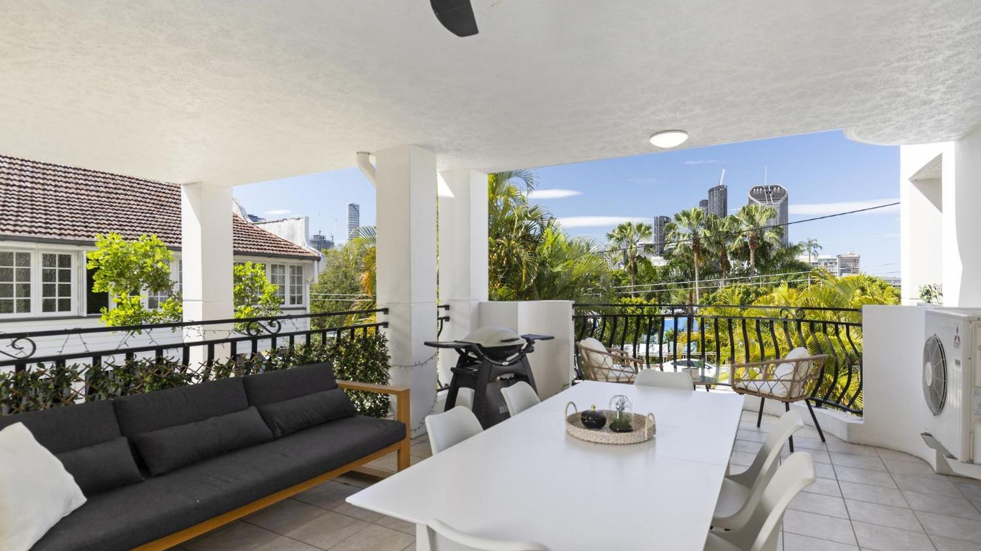 Apartment South 2-bed With Views & Parking