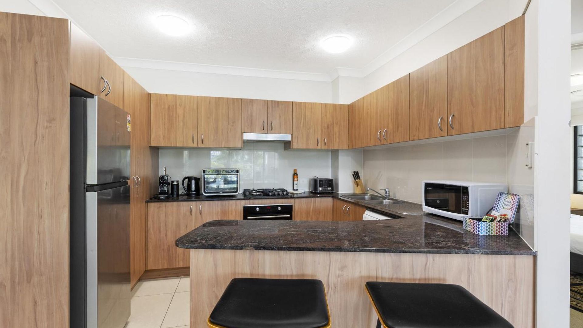 South 2-bed With Views & Parking Apartment *