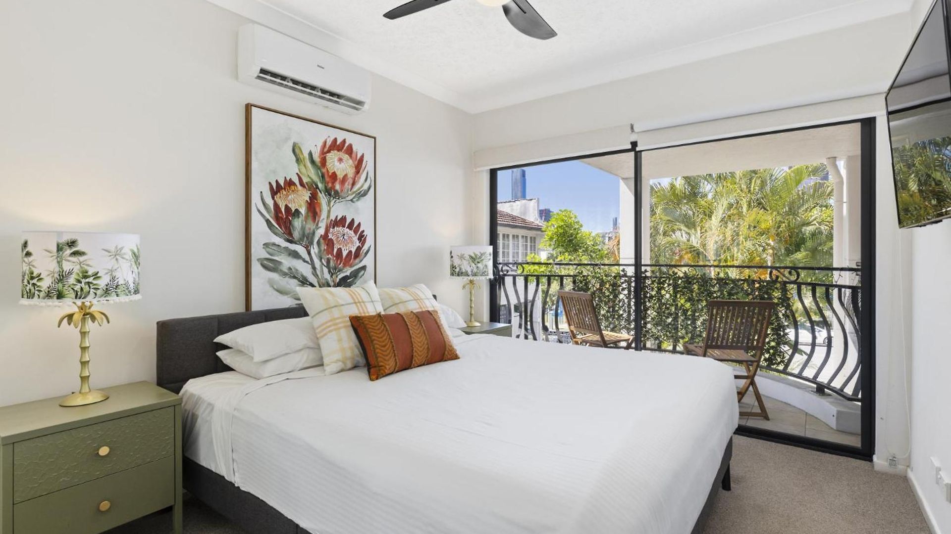 Apartment South 2-bed With Views & Parking *
