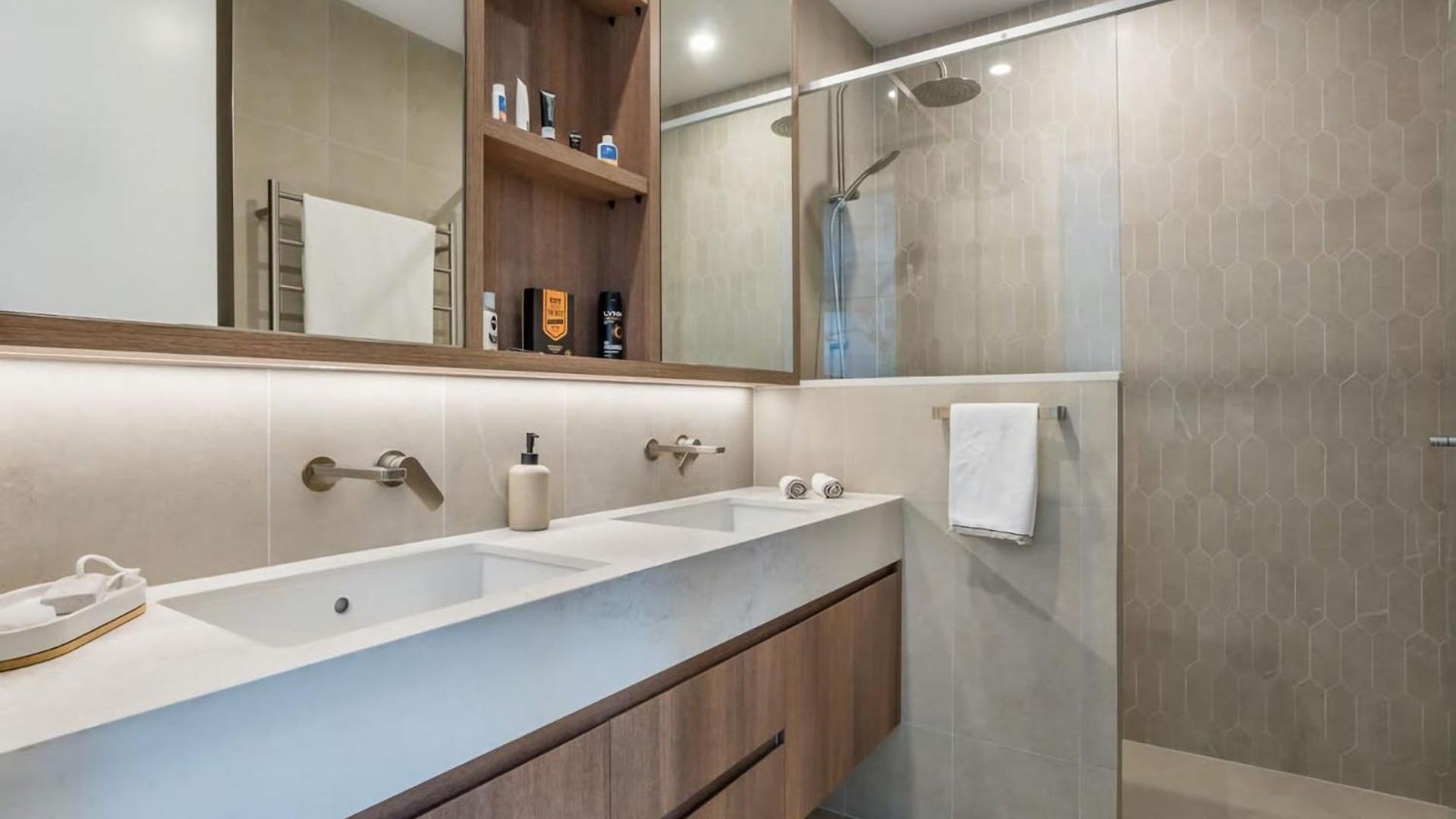 Creative East Escape Balcony & Parking Apartment Brisbane