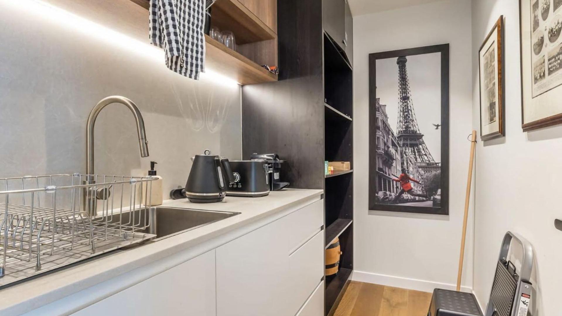 Creative East Escape Balcony & Parking Apartment Brisbane