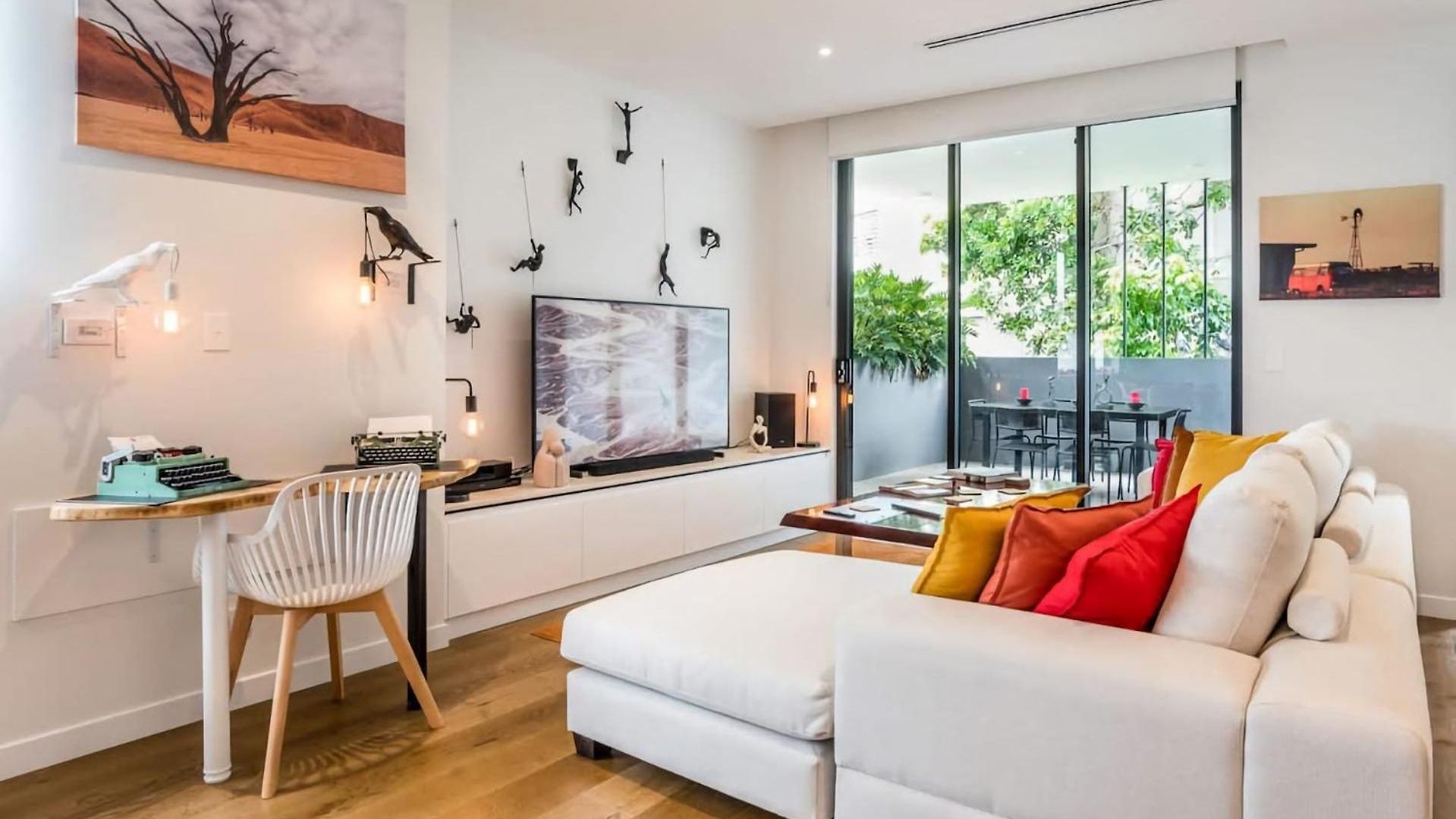 Creative East Escape Balcony & Parking Apartment