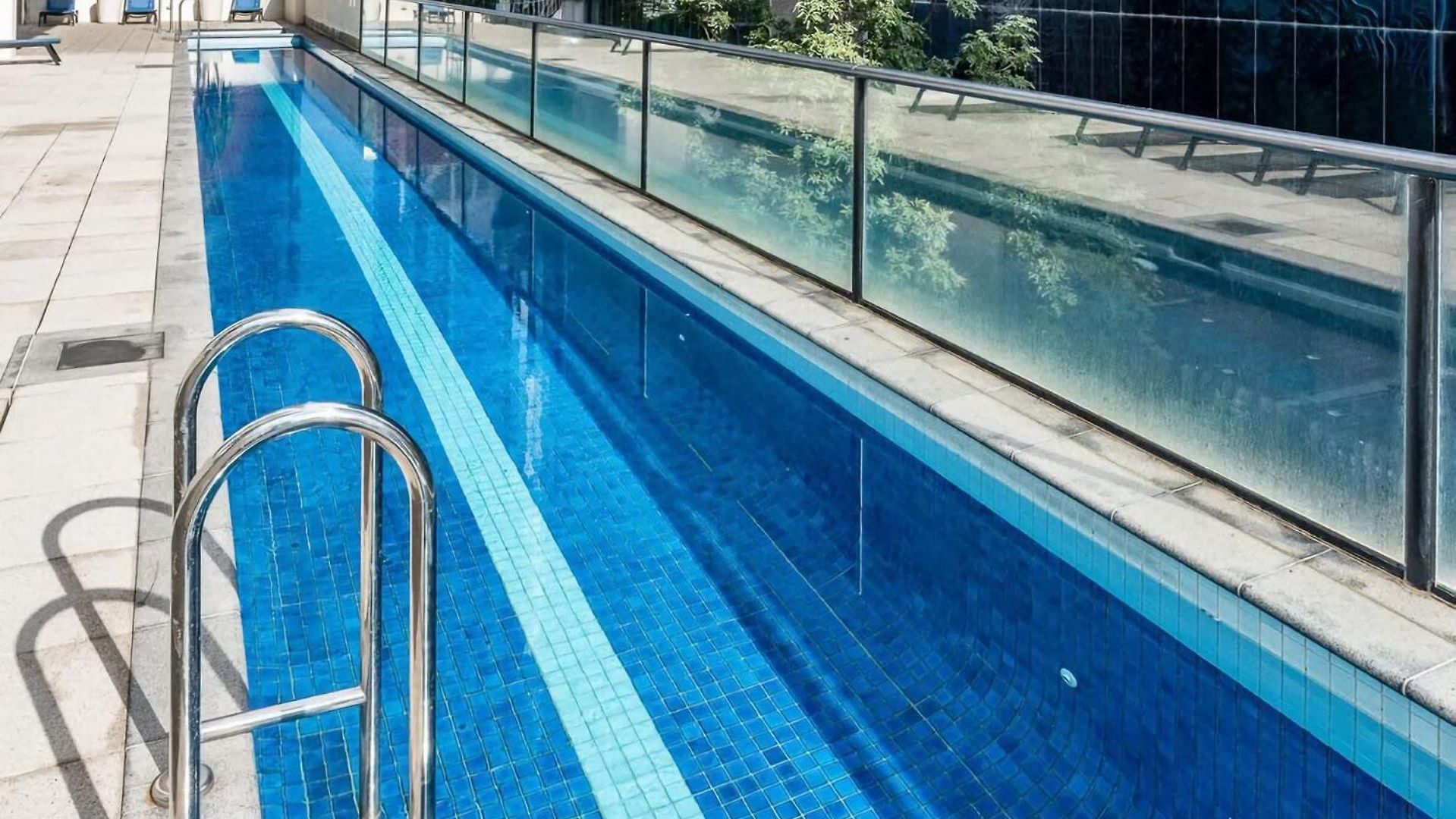 Skyview Pool, Gym & Views Apartment