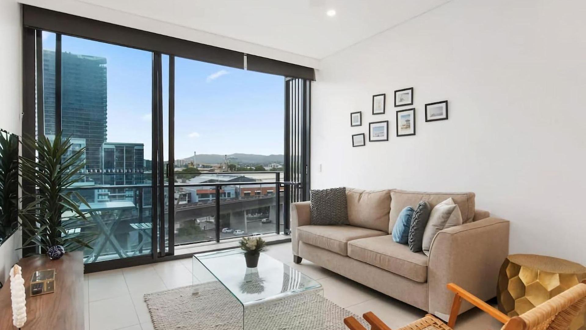 South Bank Skyview Pool & Gym Access Apartment Brisbane