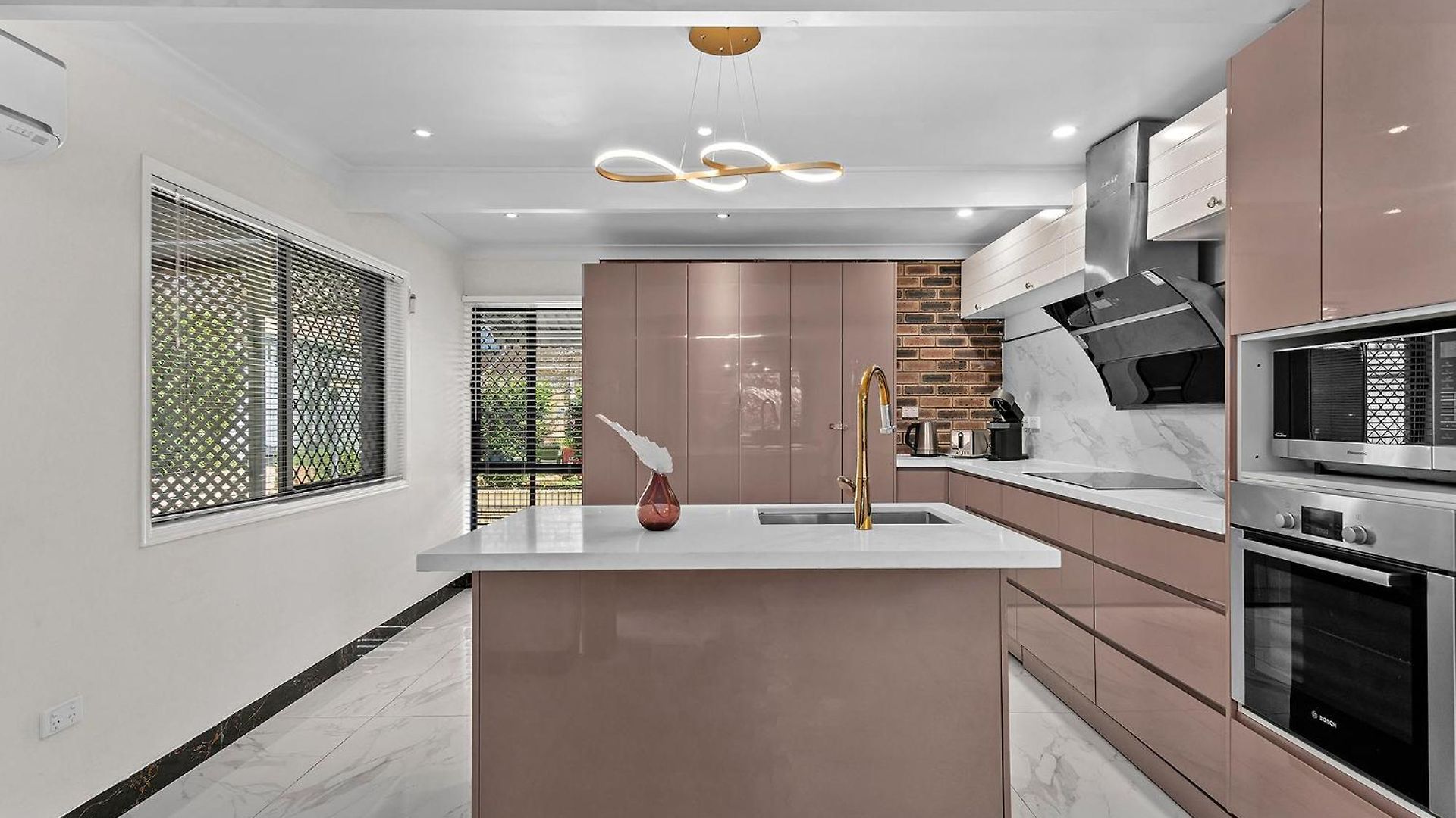 Luxury Living 2b2b In Southern Parking