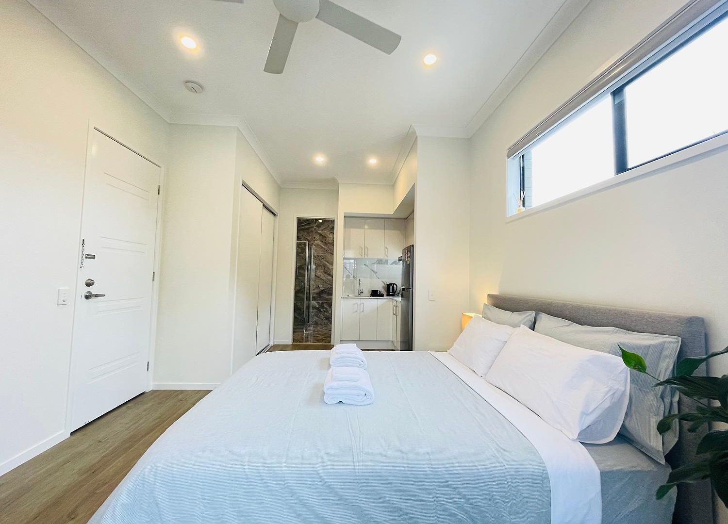 Independent With Onsuite And Small Kitchen