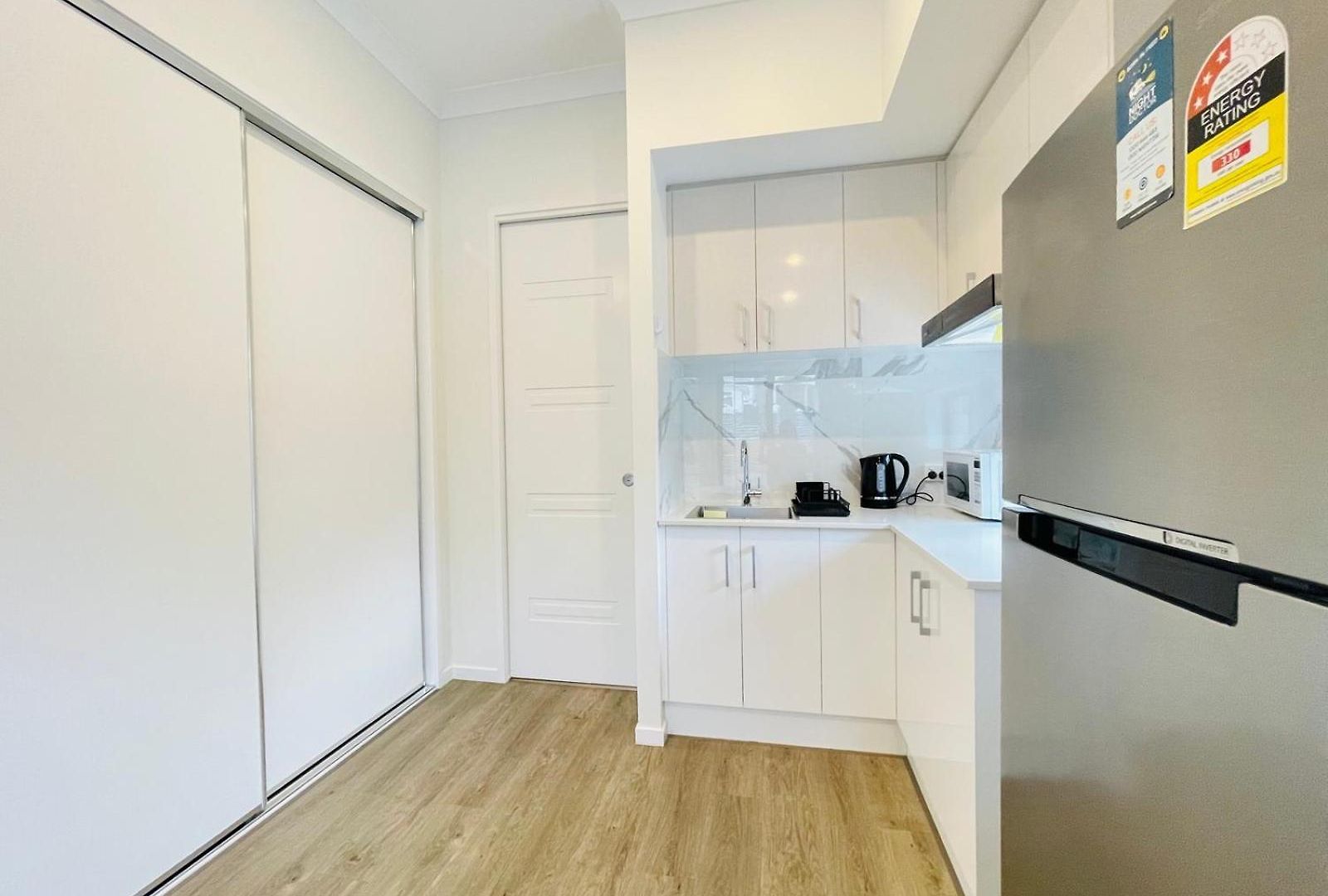 Independent With Onsuite And Small Kitchen 3*