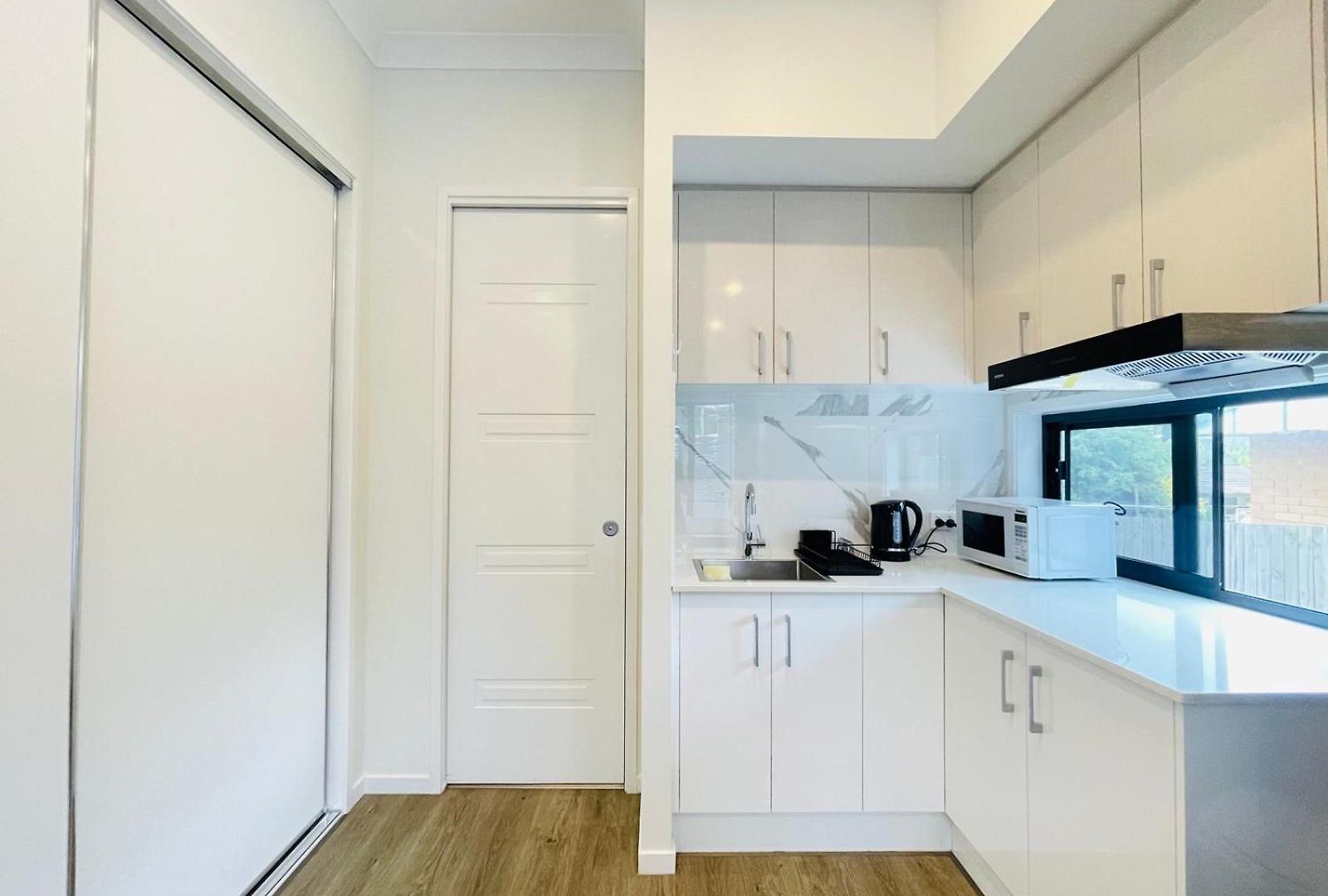 Independent With Onsuite And Small Kitchen