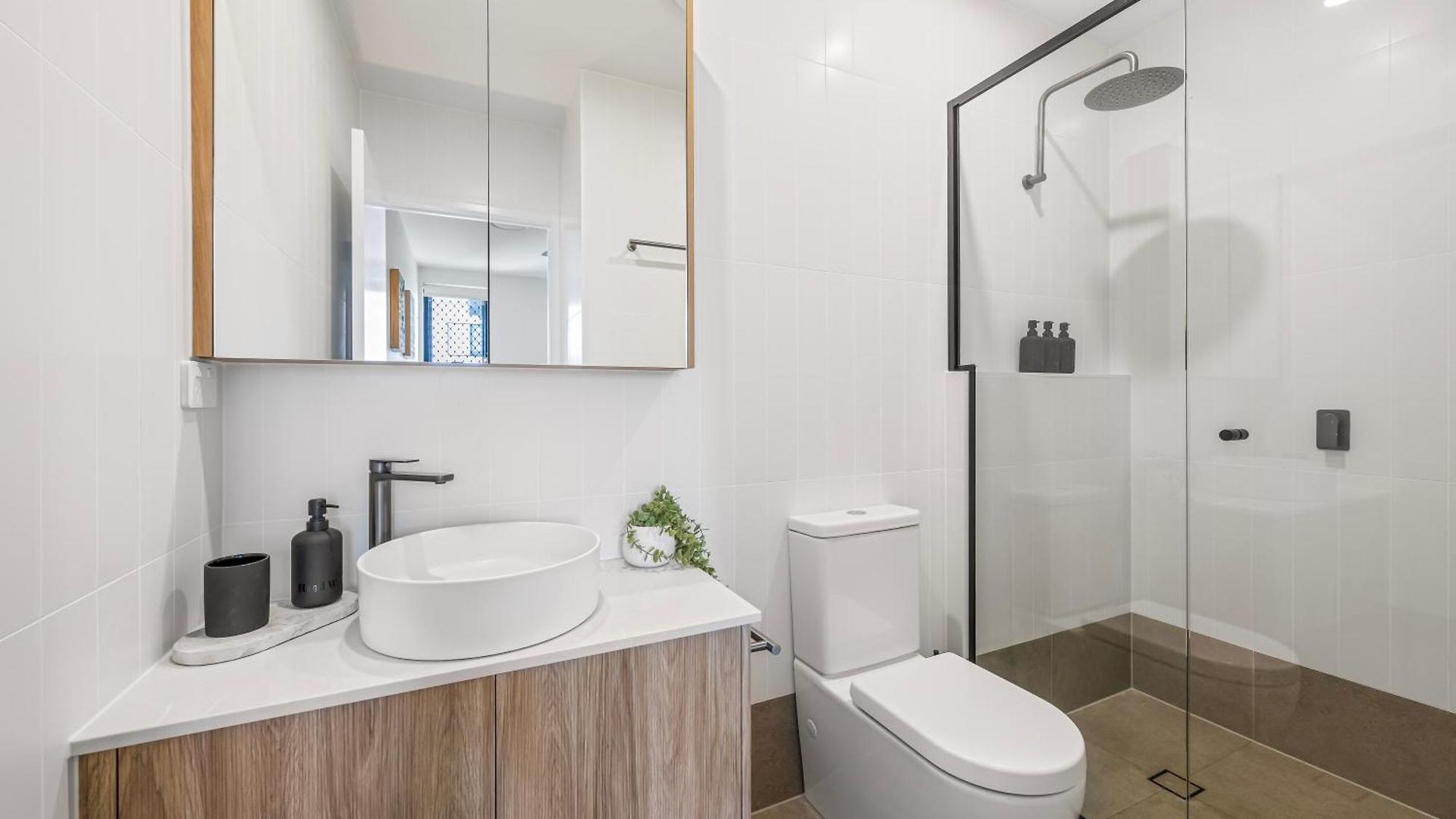 Apartment Family Retreat - Free Secure Car Park, Garden Westfield Shopping, Restaurants