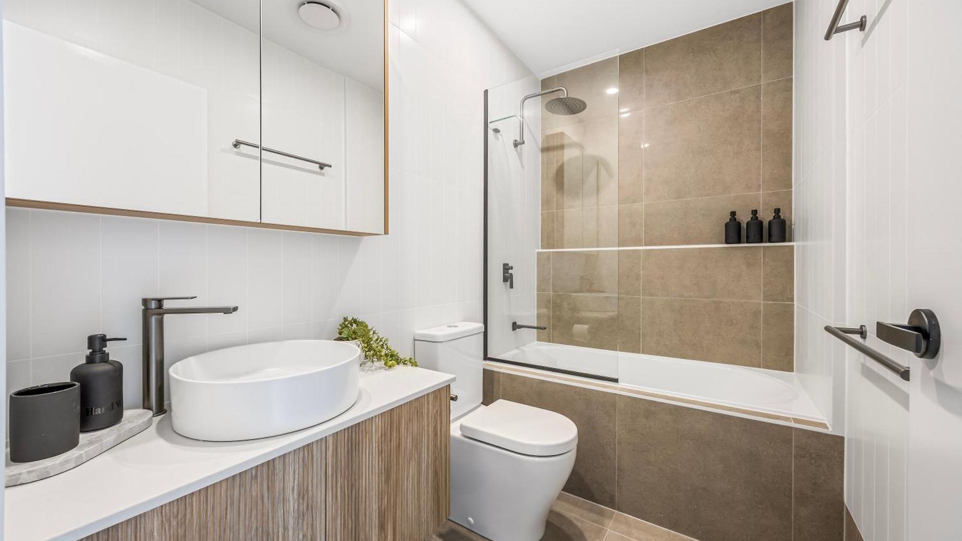 Family Retreat - Free Secure Car Park, Garden Westfield Shopping, Restaurants Apartment Brisbane