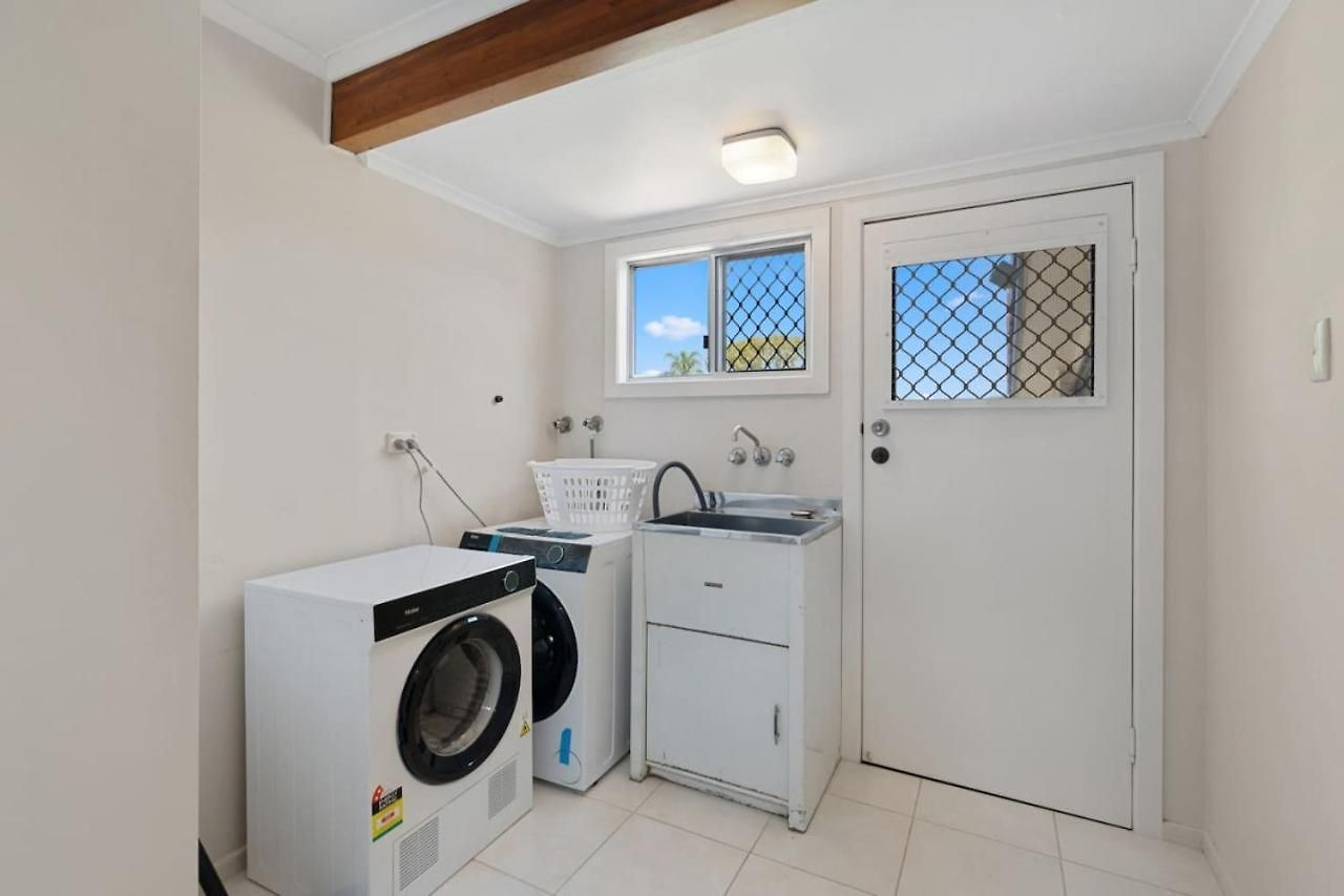 Holiday home Charming 4br House With Parking Near Sunnybank *