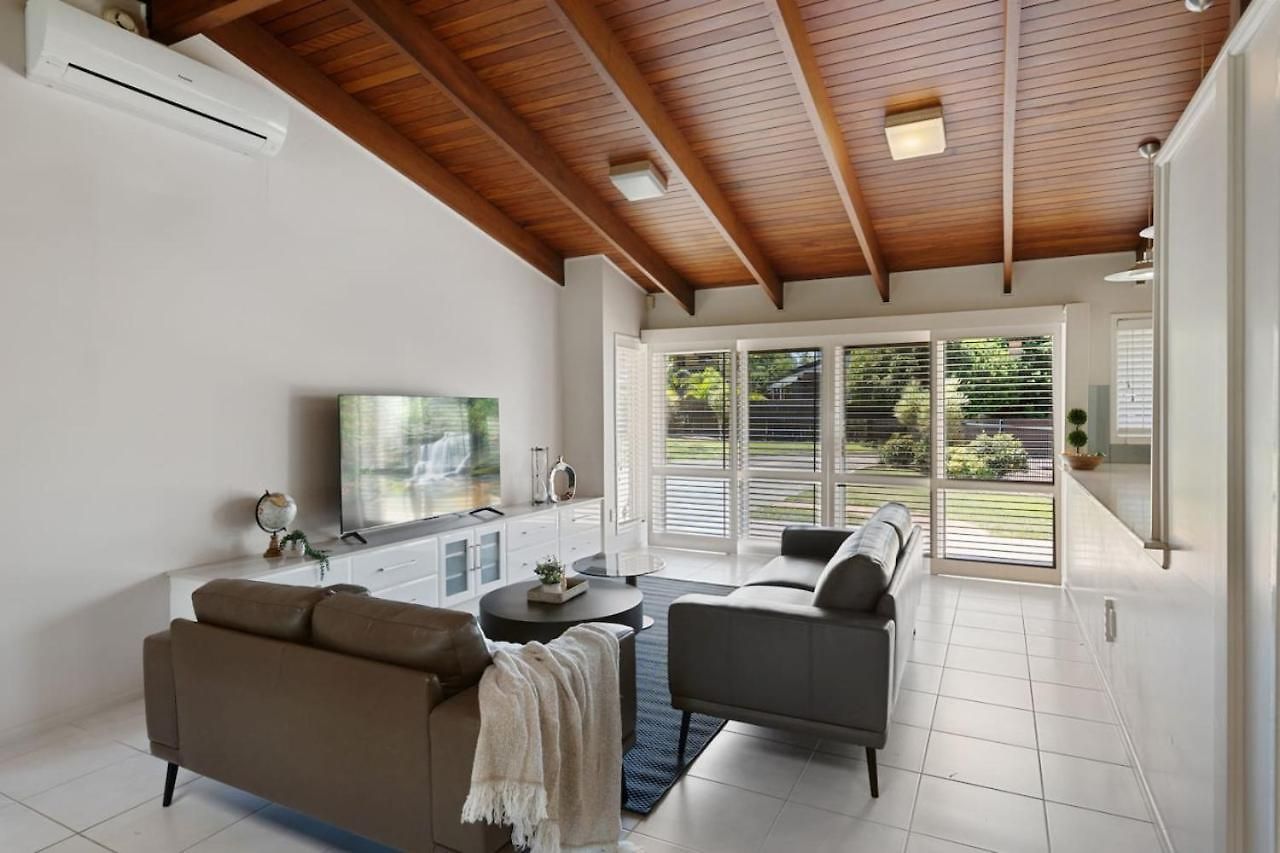 Holiday home Charming 4br House With Parking Near Sunnybank *