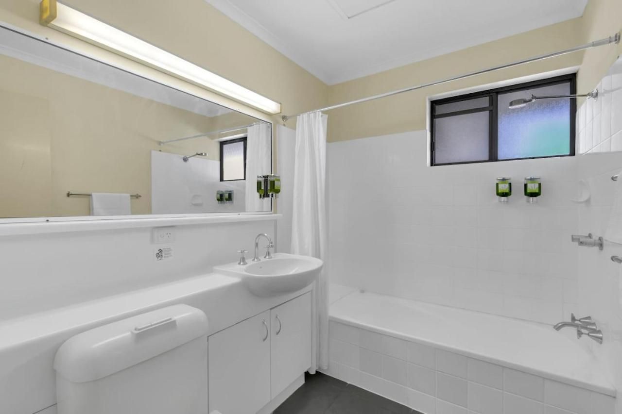 Quiet Unit In Leafy By Custom Hosting * Brisbane